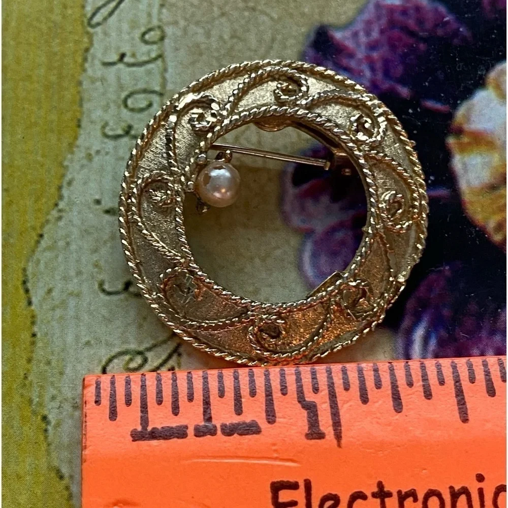 Vintage Mamselle Gold Etched Open circle pearl brooch 1”